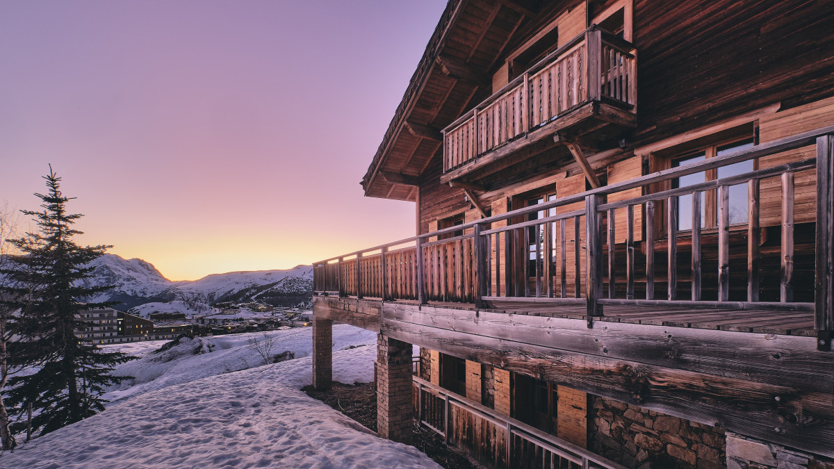 un chalet dans les montagnes enneigées