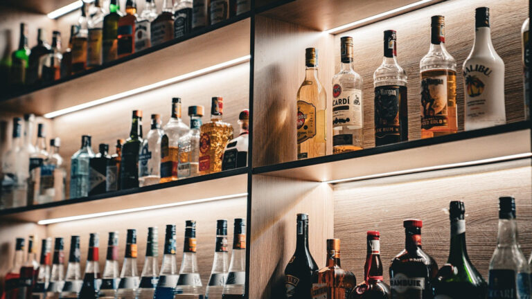 Comment aménager un coin bar avec des étagères murales ?