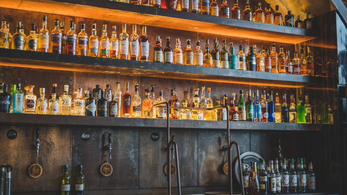 Une étagère de bar avec un éclairage adapté